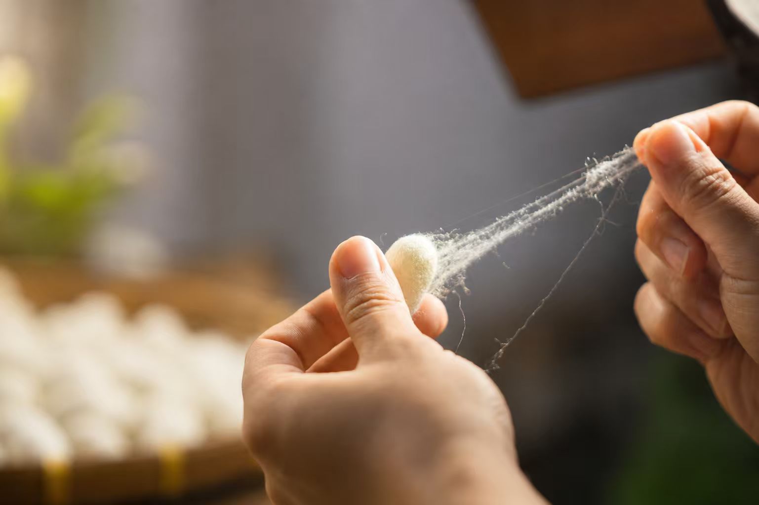 双手牵伸丝纤维的工艺实景特写